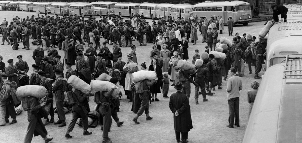 POPULÆRE: Her er olasoldatene på vei hjem fra Tyskland i 1953.