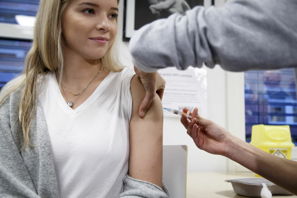 Sykepleierstudent Eva Godvik Lampe får en sprøyte med HPV-vaksine på St. Hanshaugen helsestasjon i Oslo i 2016. Siden tilbudet med gratis vaksine for kvinner født 1991 og senere kom, har over 83.000 vaksinert seg. 