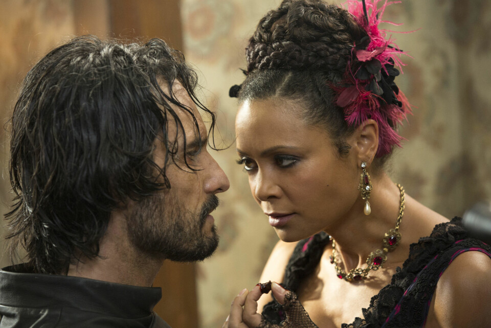 SUKSESSERIEN: Rodrigo Santoro og Thandie Newton i utfordrende scene i episode 4 av Westworld.