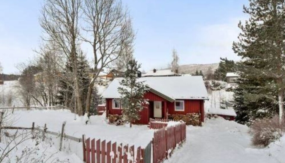 LÅNER BORT HUSET: Eirik Lundblad (33) og samboer Marianne Sleire (34) vil at noen som ikke er så heldige som dem skal få gleden av huset deres i jula. Foto: privat