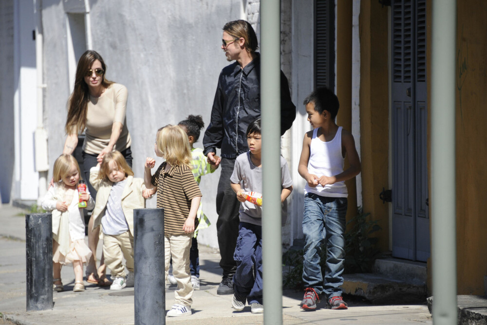 SEKS BARN: Brad Pitt og Angelina Jolie sammen med alle barna i 2011.