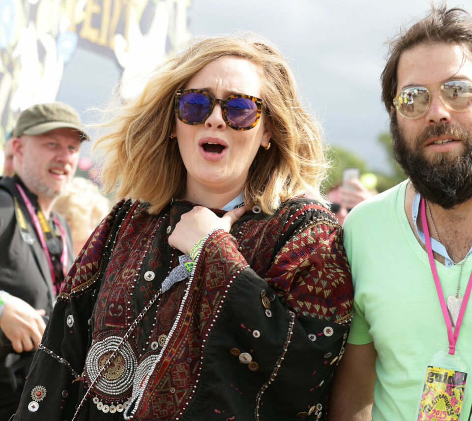 Adele skal ha forlovet seg
