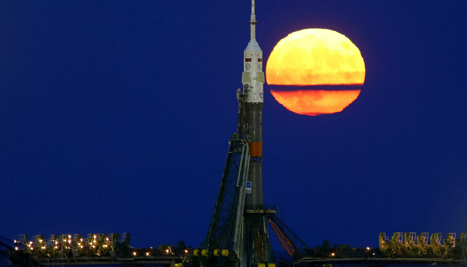 Supermånen stiger bak romfartøyet Soyuz MS-03 i Kasakhstan før oppskytingen til den internasjonale romstasjonen (ISS).