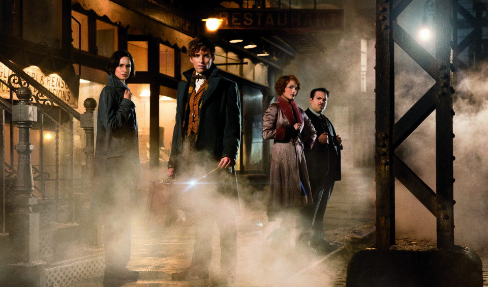 Katherine Waterston, Eddie Redmayne, Alison Sudol og Dan Fogler i Fabeldyr og hvor de er å finne.