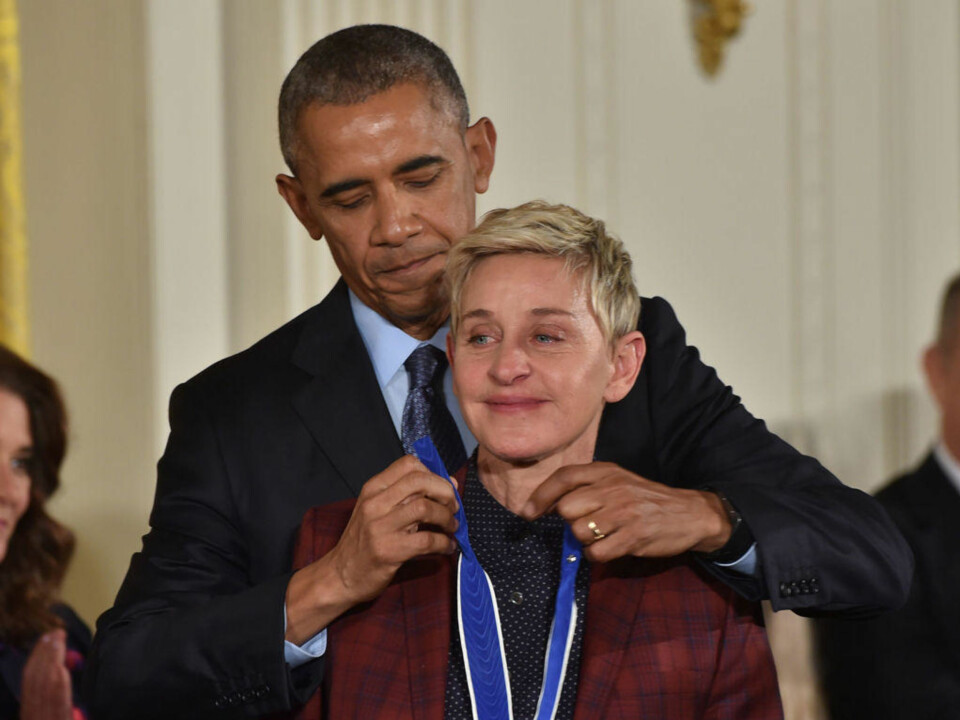 Rørt Barack Obama deler ut medalje til Ellen DeGeneres