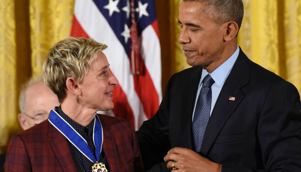 Rørt Barack Obama deler ut medalje til Ellen DeGeneres