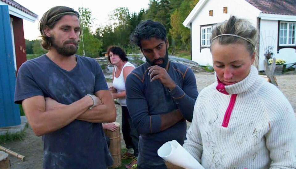 STORBONDE vurderer ukesoppdraget med Simen og Ali. Bak er deltaker Linda.