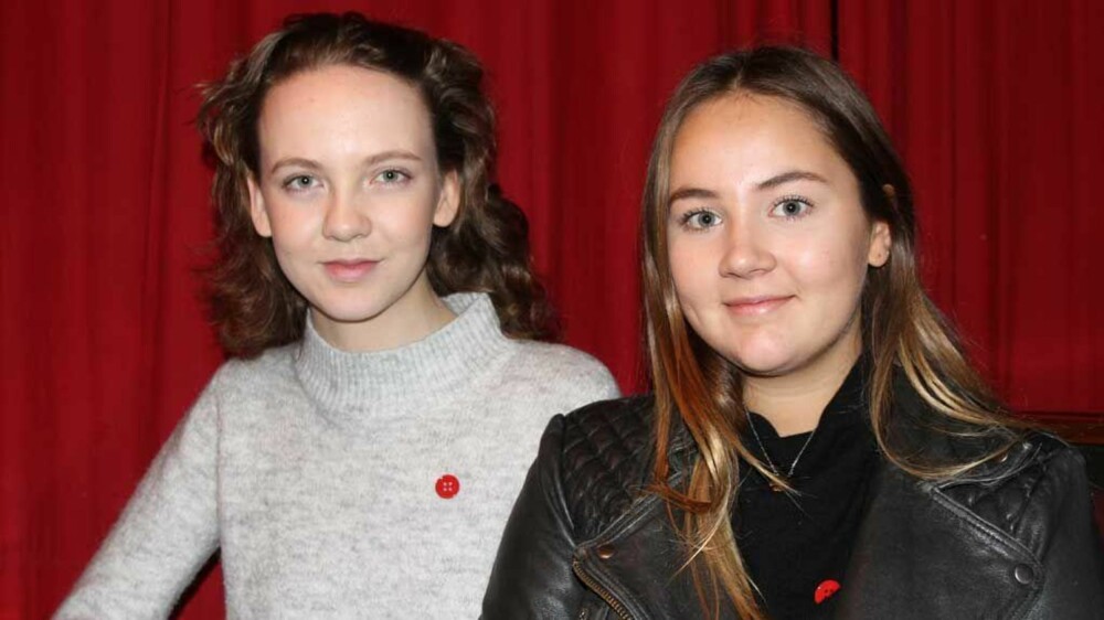 ENGASJERTE: Anna Skavlan (19) og Kari Saxhaug (19) er opptatt av at unge jenter og kvinner ikke skal føle skam om de sier fra om overgrep og vold.