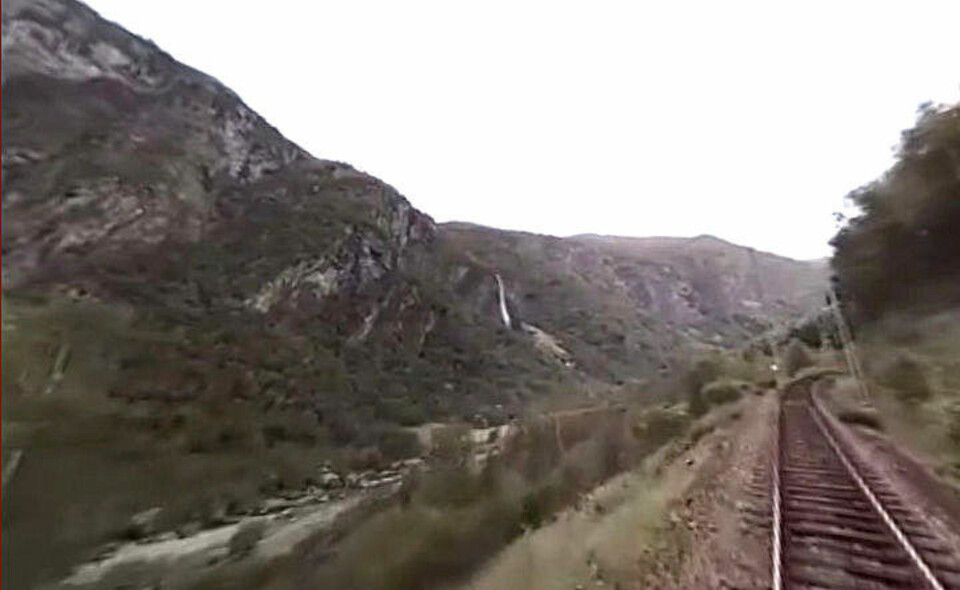 Rjoandefossen er en av fossene man passerer på reisen.