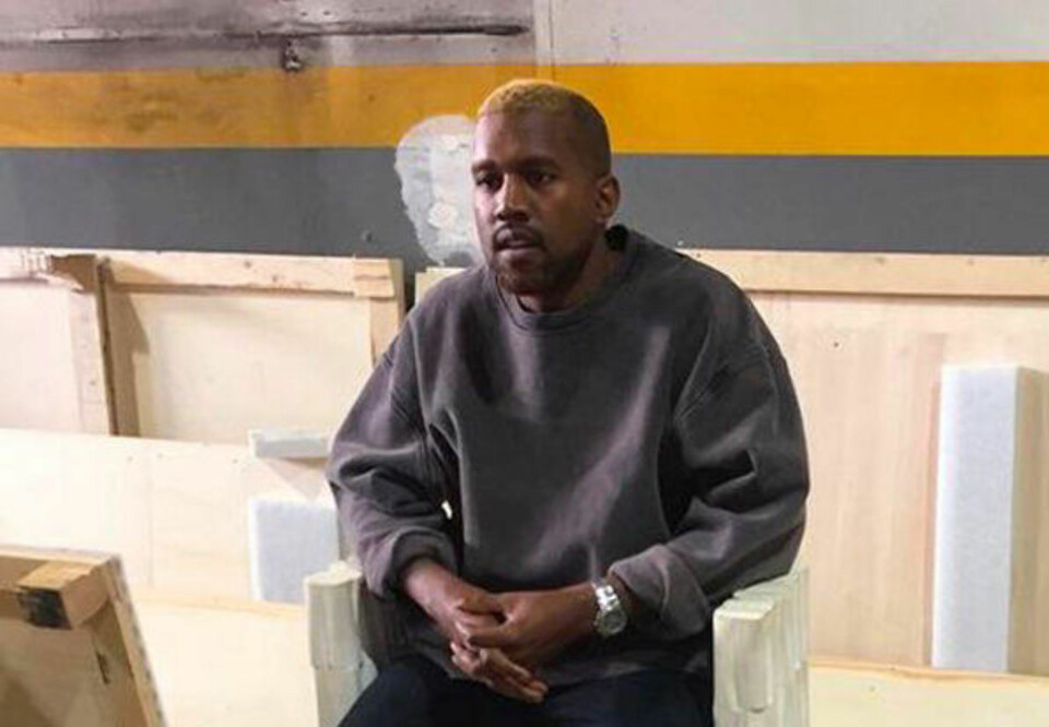 UTSTILLING: Kanye West (39) var denne uken på utstillingen til en venn i Los Angeles.