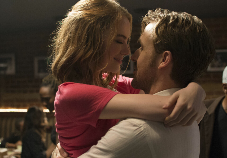 NOMINERT: Filmen La La Land er nominert i sju Golden Globe-kategorier. Her er skuespillerne Ryan Gosling og Emma Stone i en scene fram filmen.