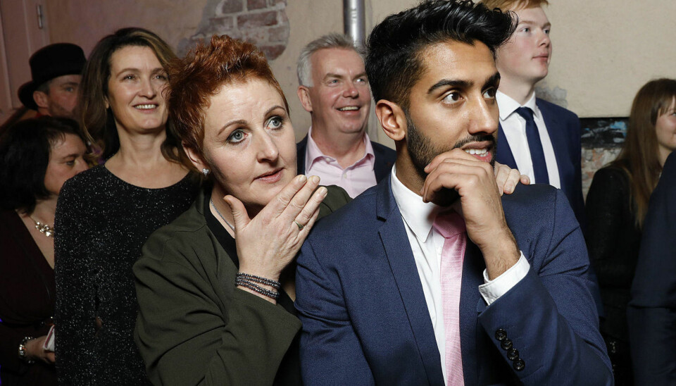 SPENNENDE: Laila Lochert og Ali Ahmad følger finalen. Bak Kari-Lise Vangen og Trond Øverlier.