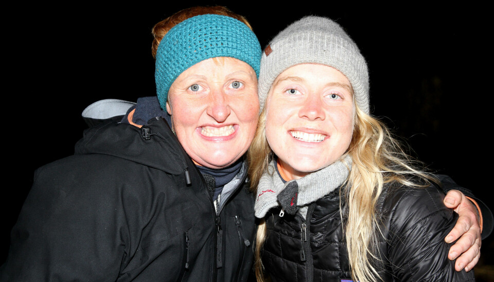 STO I FINALEN: Da ingen av dem klarte å knytte siste knute, ble det klart at Laila Lochert hadde vunnet finalen av «Farmen» over Sophie Lindberg.