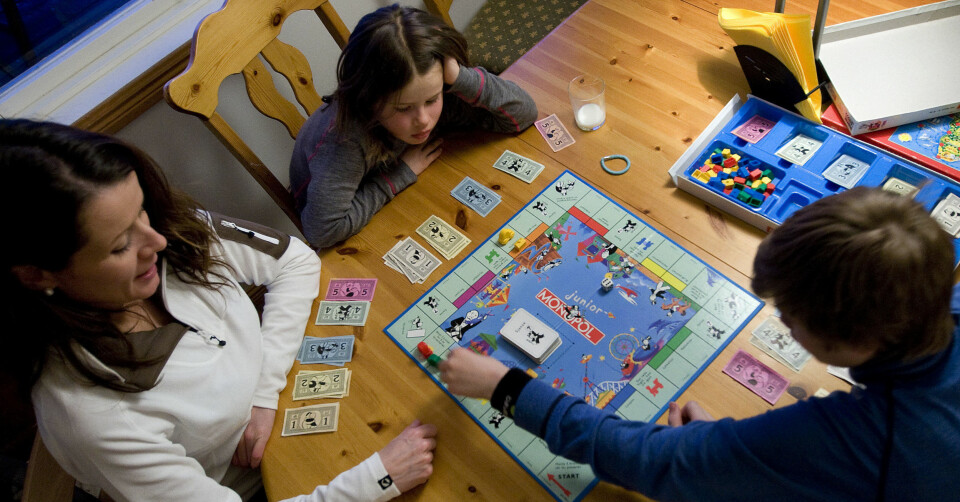 Det er gøy å spille spill med familien - men pass på så dere ikke begynner å krangle!