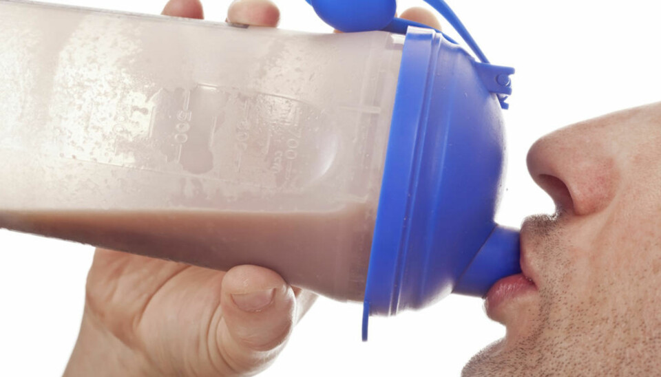 LETTVINT: Proteinpulver er en rask måte å få i seg mer proteiner på. Men ifølge ernæringsrådgiver Silje Bjørnstad, er dette noe de aller fleste ikke trenger, men det er en lettvint matvare å ha med seg i treningsbagen.
