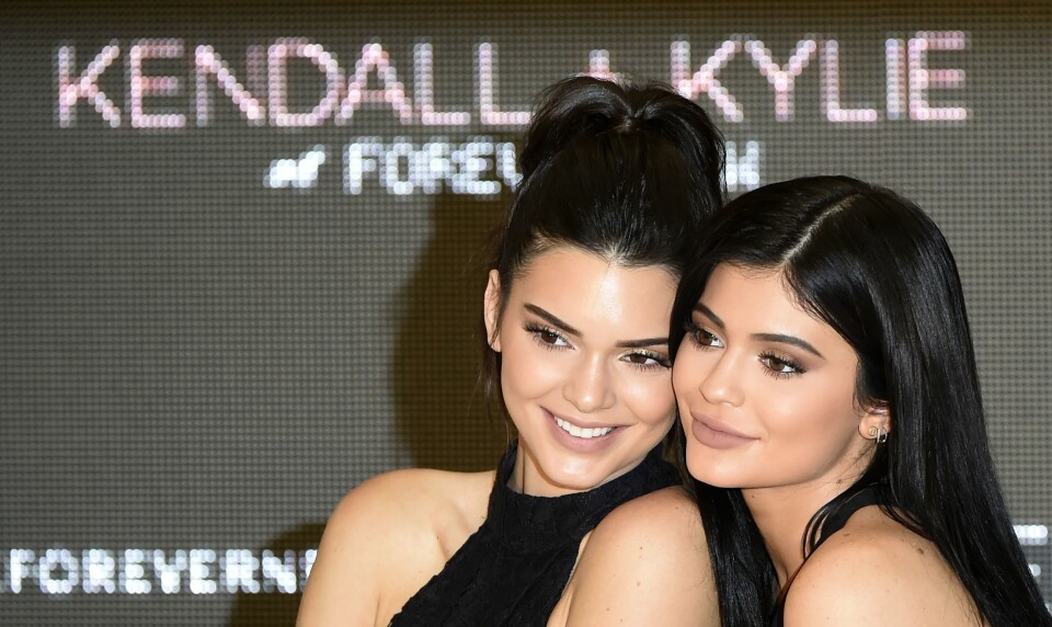 Kylie Jenner tuller med Kendall Jenner på catwalken - igjen