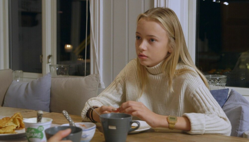 Emma er med i andre sesong av "Født i feil kropp". Her fra kjøkkenbordet hjemme hvor hun snakker med moren sin.