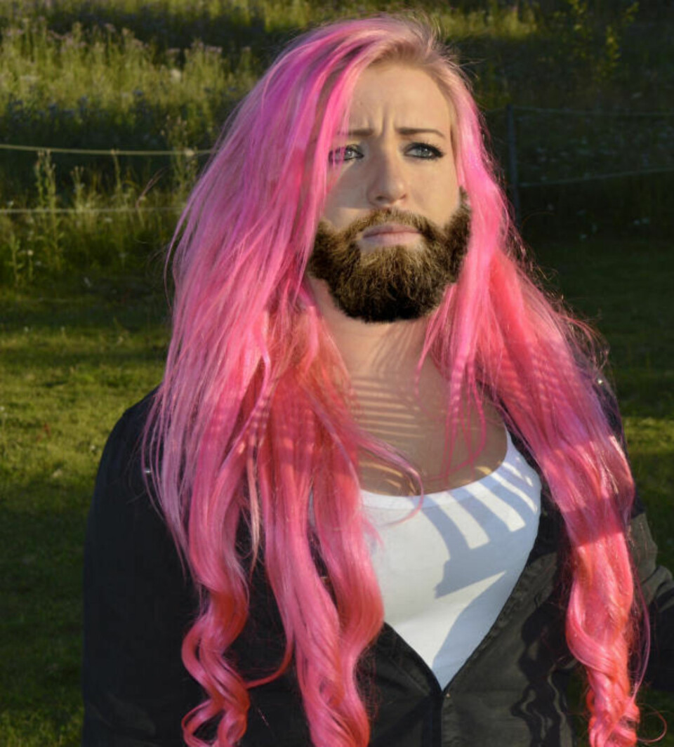 Juliafrika photoshopper skjegg på seg selv for å sjekke om hun hadde klart å pulle det off.