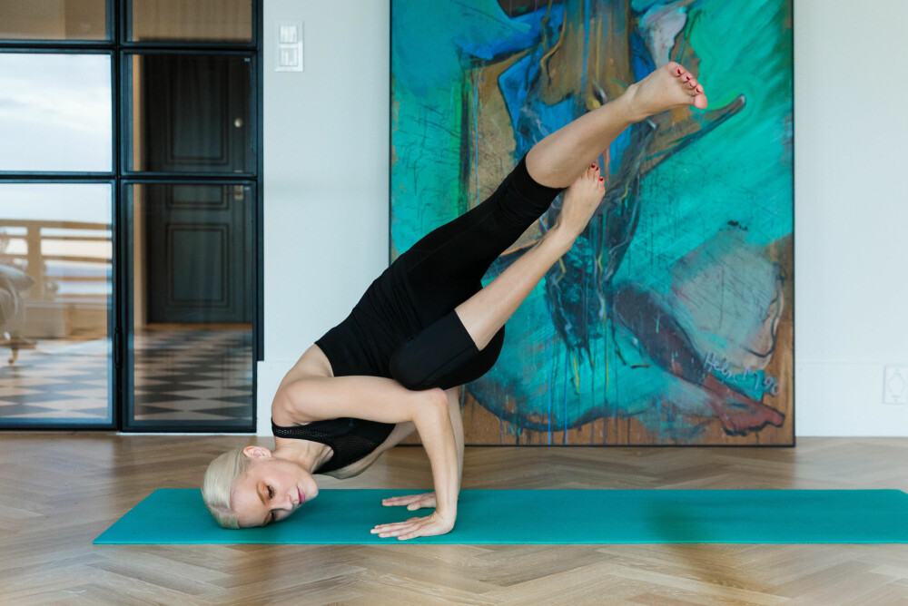 Tine Monsen trener yoga fem ganger i uka med instruktør, men trener også hjemme - som her.