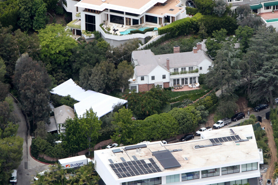 Miranda Kerr og Evan Spiegel giftet seg i deres hjem i Brentwood, California lørdag. Hagen var tildekket for å skjule innsyn og strengt bevoktet av sikkerhetsvakter.