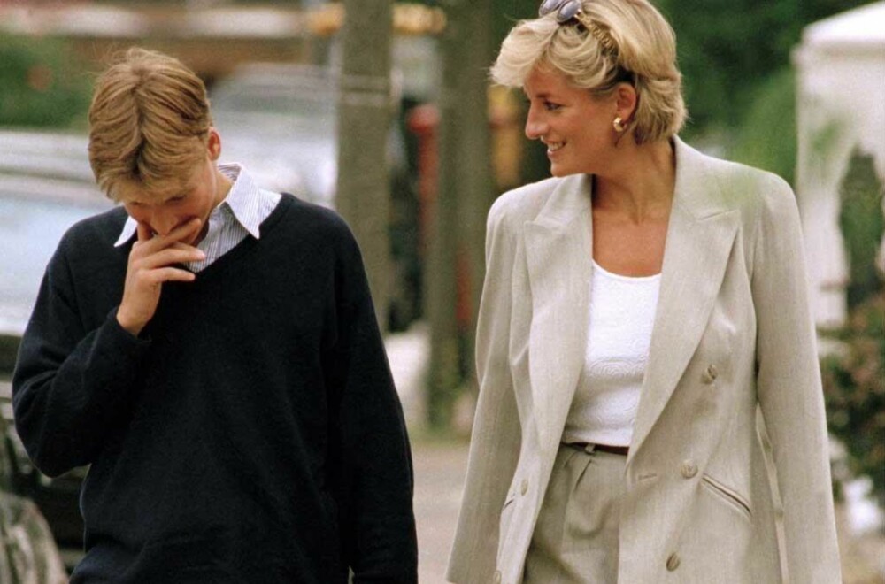 Prins William sammen med mamma Diana i 1997. Samme året hun døde i en bilulykke i Paris.