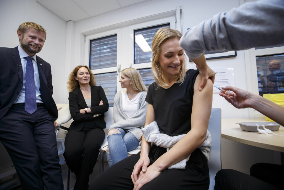 Helseminister Bent Høye og direktør i Folkehelseinstituttet Camilla Stoltenberg følger med når sykepleierstudent Helene Burger (t.h.) får en sprøyte med HPV-vaksine på St. Hanshaugen helsestasjon i Oslo mandag.
