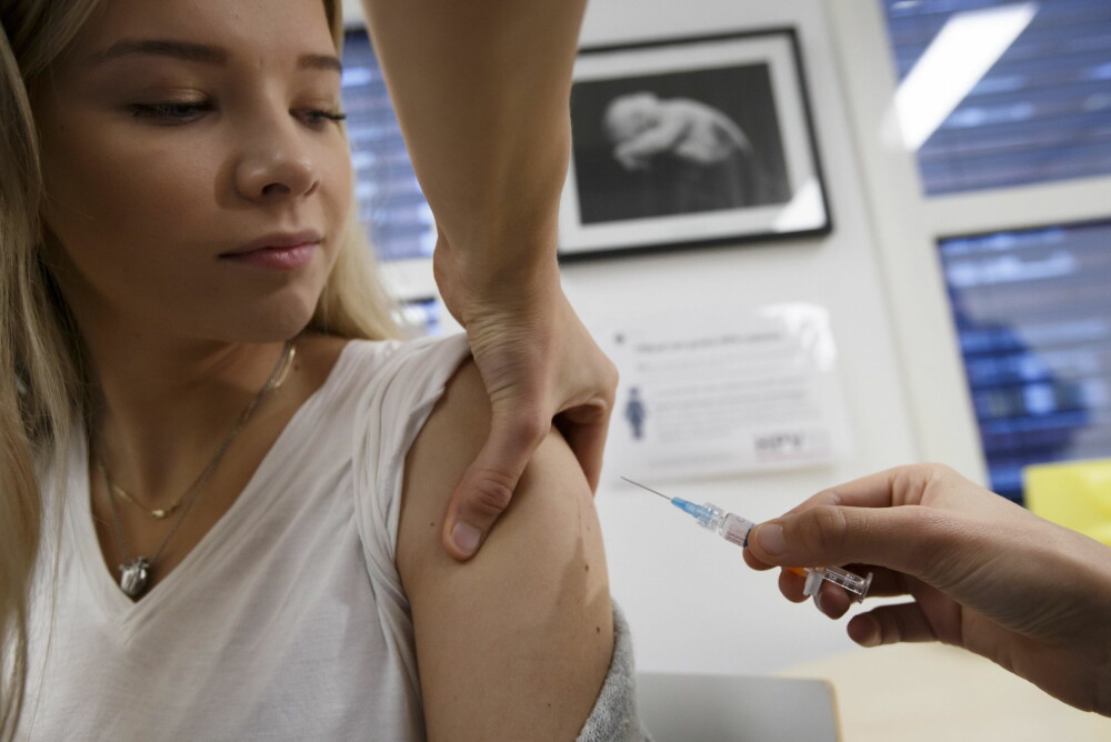 Sykepleierstudent Eva Godvik Lampe får en sprøyte med HPV-vaksine på St. Hanshaugen helsestasjon i Oslo.