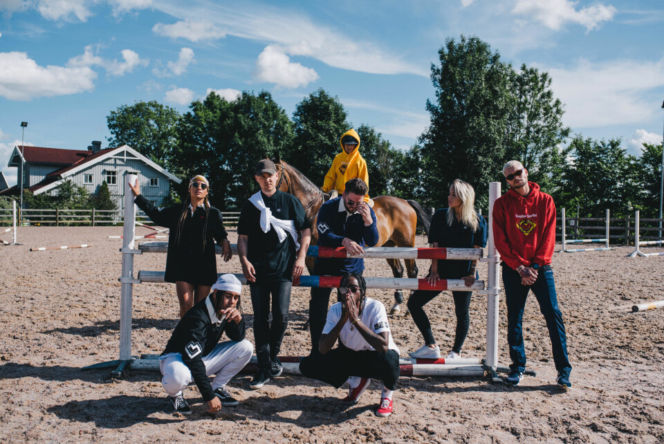 Mona Berntsen, Philip Emilio, Loveless, Arif, Tomine Harket og Unge Ferrari i Nora Collective. Nå lanserer gjengen egen kleskolleksjon.