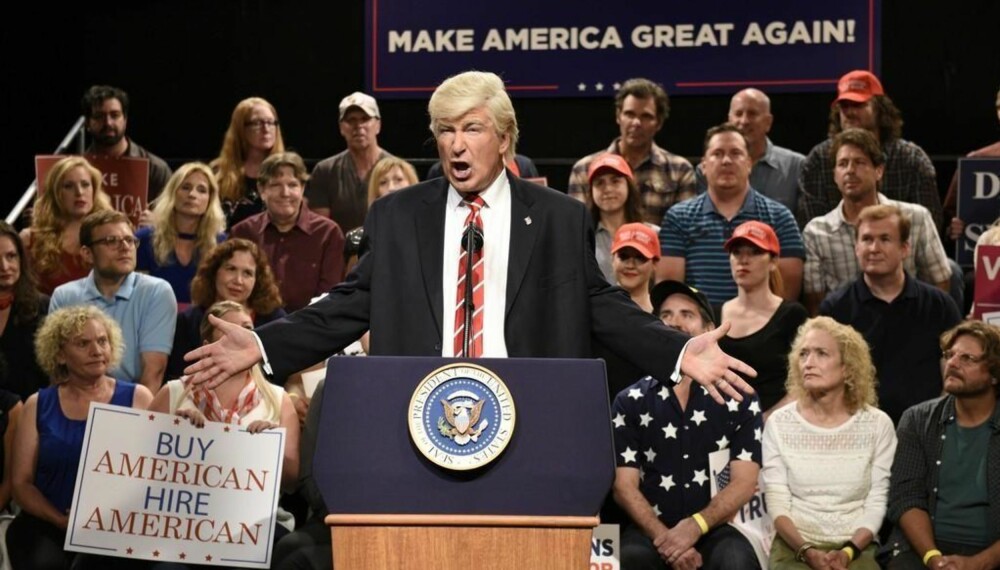 Alec Baldwin parodierer Trump på settet til "Weekend Update: Summer Edition". 