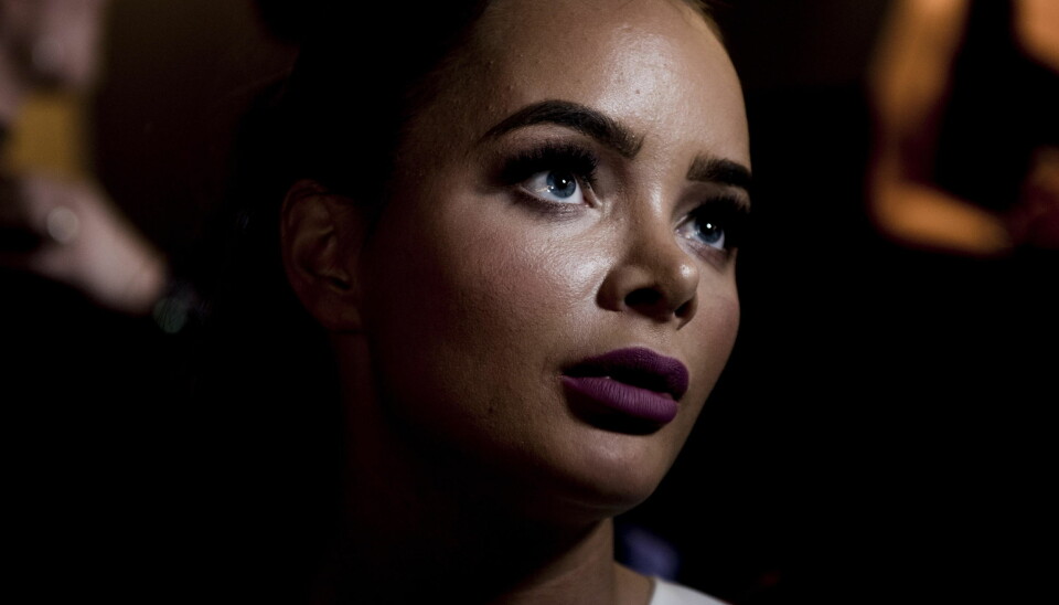 Sophie Elise Isachsen har anmeldt en person som truet henne, men saken ble henlagt: - Det var konkrete trusler som oppfordret til vold, voldtekt og drap av meg, i tillegg til spredning av et privat bilder, skriver hun på bloggen.