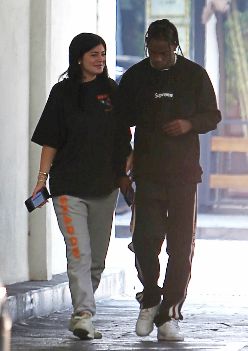 Kylie Jenner og Travis Scott på sykehus i høst da Kylie var gravid, men ikke hadde hverken bekreftet eller avkreftet ryktene som svirret. 