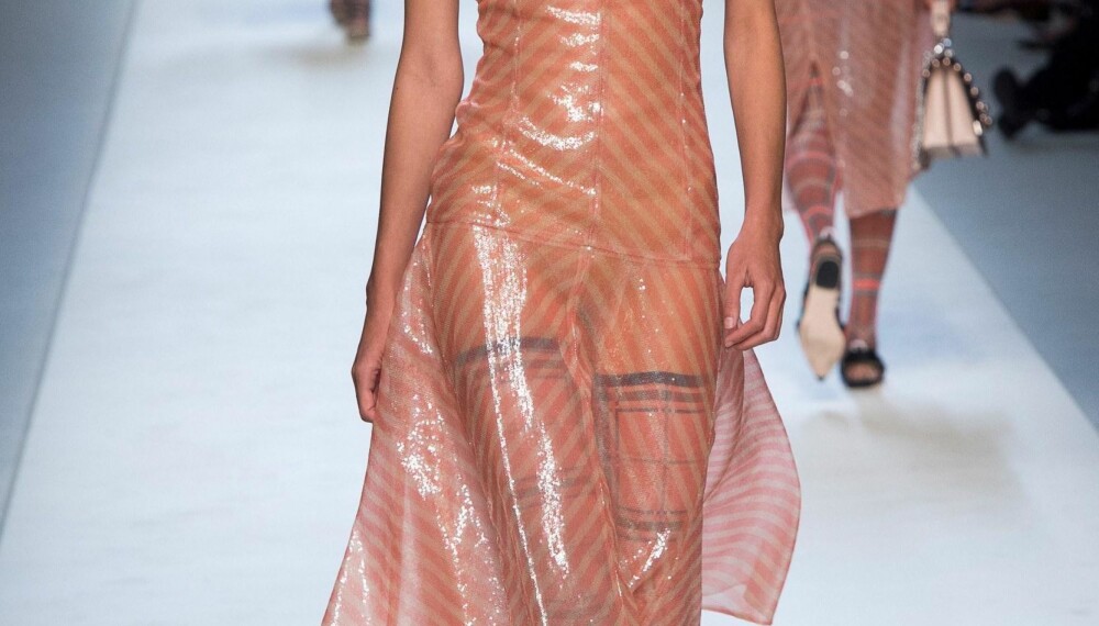 Modellene under visningen til Fendi på Milan Fashion Week hadde metalliske hårfarger.