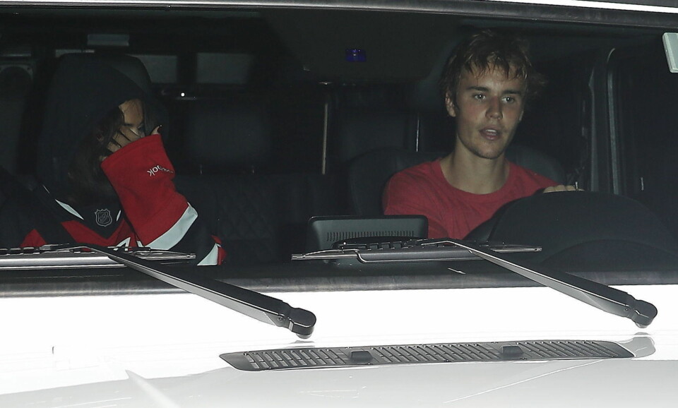 Selena Gomez sett sammen med Justin Bieber mens hun har på seg hockeydrakten hans.