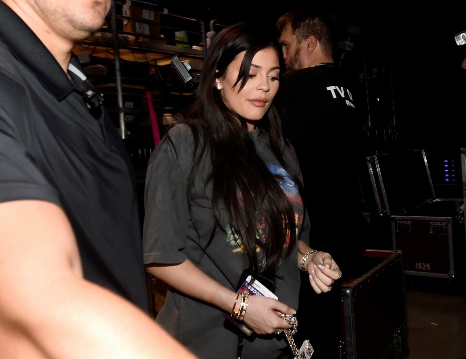 Kylie Jenner hevder nye bilder som «viser gravidmagen» hennes er redigerte