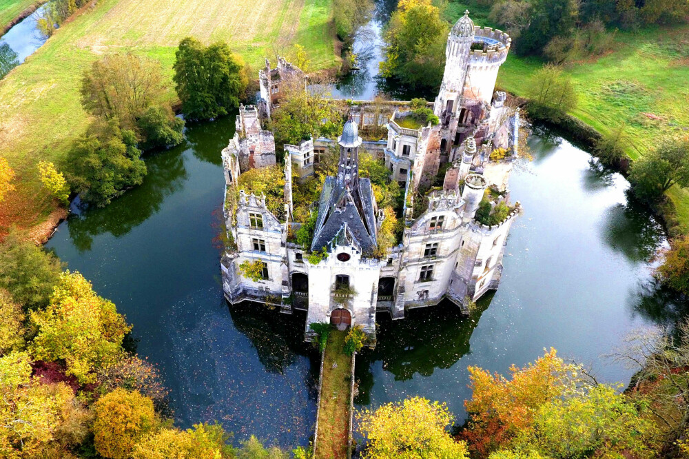 Har du noensinne hatt en drøm om å eie et slott? Det er ikke umulig lenger. Slottet La Mothe-Chandeniers i Vest-Frankrike skal renoveres i en prosess hvor 10.000 mennesker har donert penger.