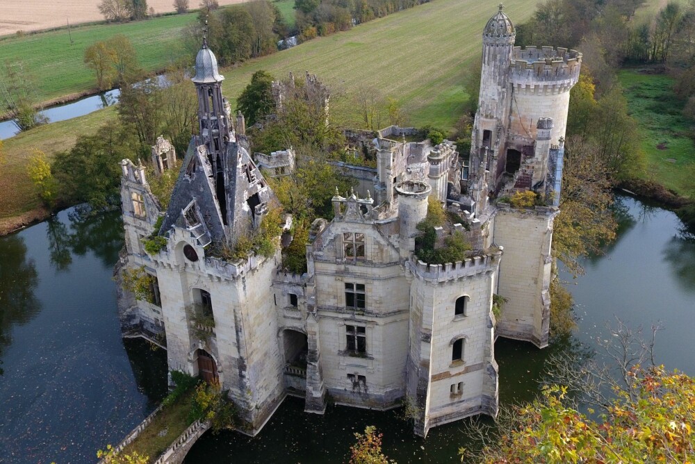 Har du noensinne hatt en drøm om å eie et slott? Det er ikke umulig lenger. Slottet La Mothe-Chandeniers i Vest-Frankrike skal renoveres i en prosess hvor 10.000 mennesker har donert penger. 