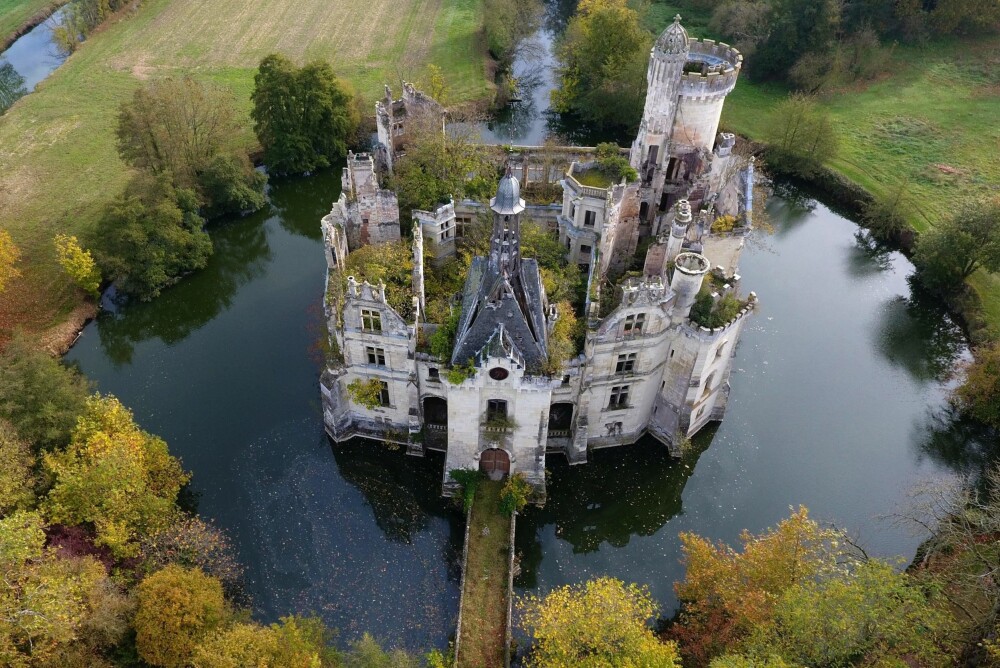 Har du noensinne hatt en drøm om å eie et slott? Det er ikke umulig lenger. Slottet La Mothe-Chandeniers i Vest-Frankrike skal renoveres i en prosess hvor 10.000 mennesker som nå også er deleiere har donert penger.
