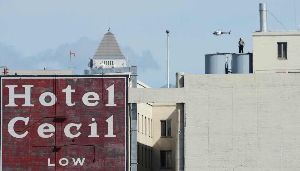 En arbeider står på en vanntank på toppen av taket til Hotel Cecil i Los Angeles. Den kanadiske turisten Elisa Lam ble funnet i en vanntank på dette hotellet tre uker etter at hun ble meldt savnet. Liket ble funnet etter at hotellgjestene klaget på lavt vanntrykk.