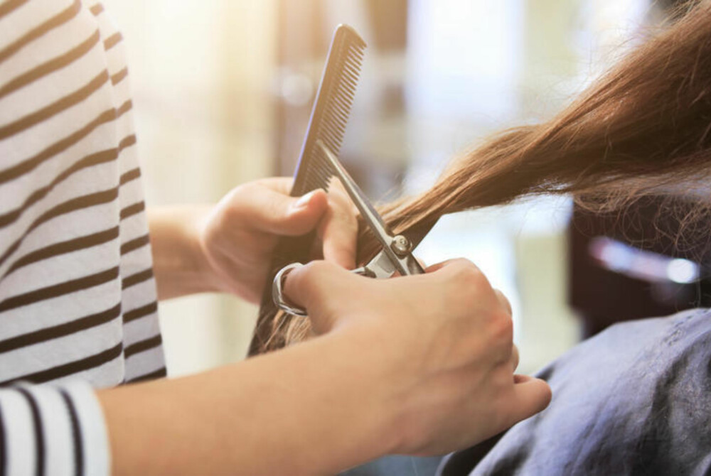 Har du lyst på nydelig, sunt hår, bør du stikke innom frisøren for en klipp med jevne mellomrom. 