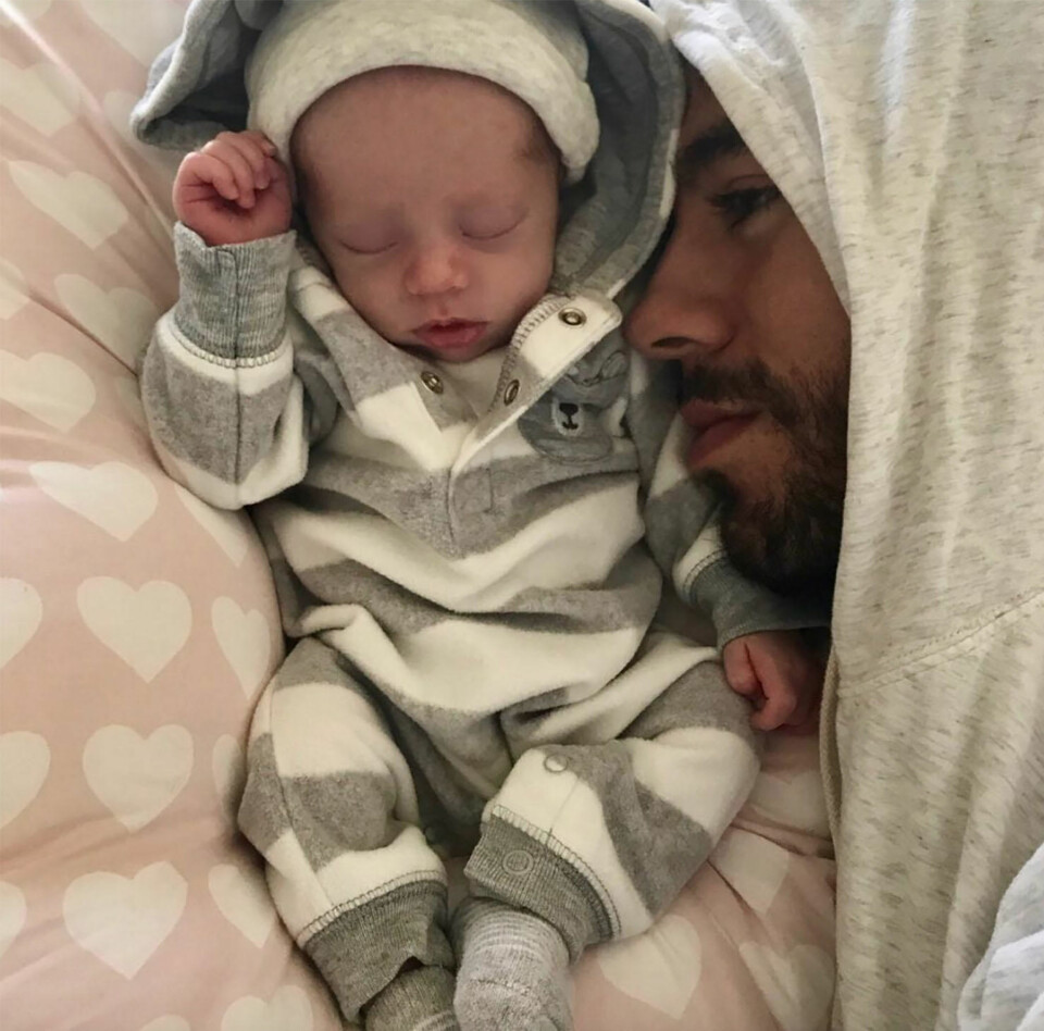 Enrique Iglesias og Anna Kournikova viser frem tvillingene sine
