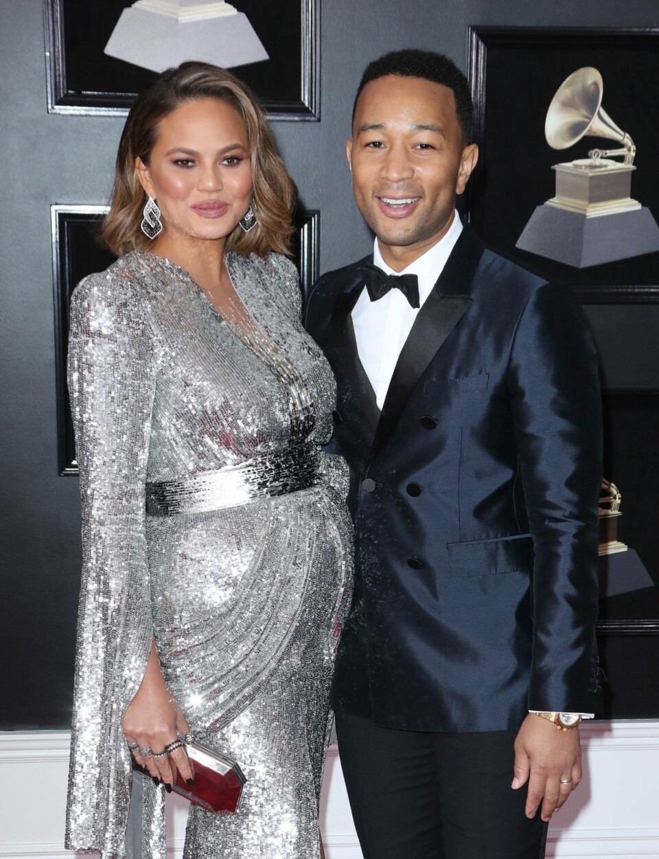 Chrissy Teigen med ektemannen John Legend under årets Grammy Awards.