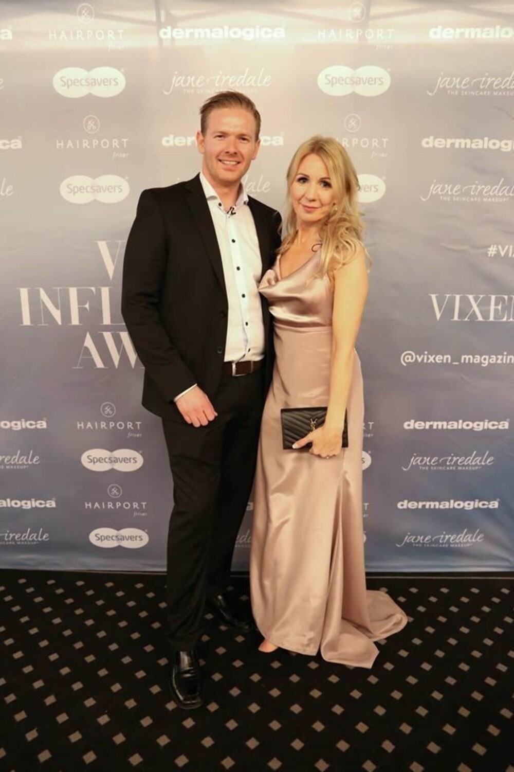MØTTES PÅ TINDER: Blogger Anne Brith Davidsen tok med seg kjæresten Erik Skaar på Vixen Influencer Awards tidligere i år. Det var Eriks første møte med presse-Norge og bloggverdenen. 