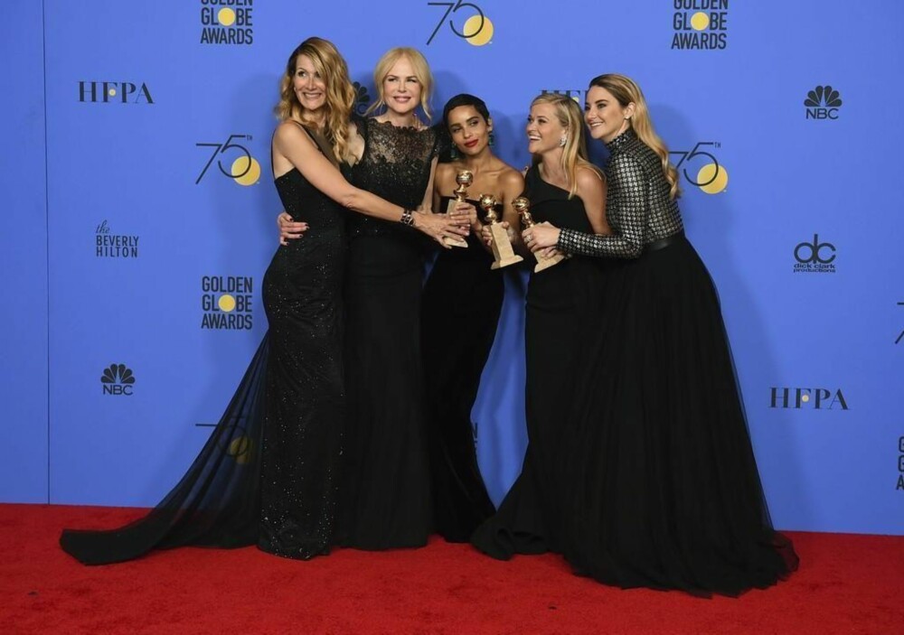 Laura Dern (f.v.) Nicole Kidman, Zoe Kravitz, Reese Witherspoon og Shailene Woodley poserer for pressen etter at de vant prisen for beste TV-serie under Golden Globe-utdelingen i januar 2018. 