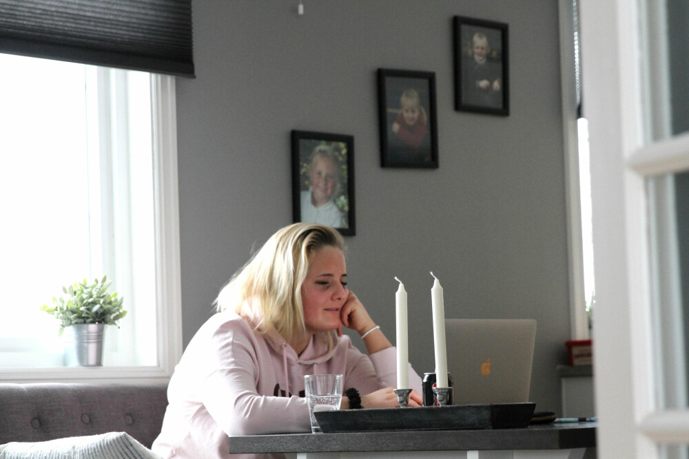Martine Halvorsen på kjøkkenet hos foreldrene på Nesodden, hvor hun sitter mye når hun er på besøk i Norge. 