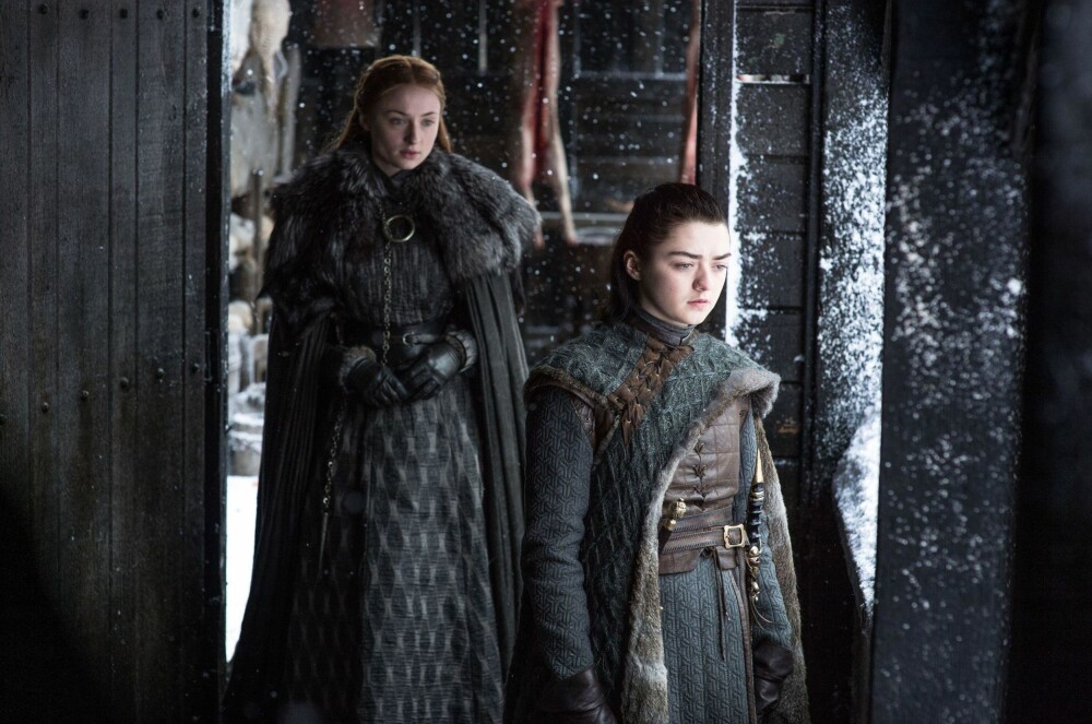 Maisie Williams (foran) som Arya Stark i Game of Thrones, og Sophie Turner som Sansa Stark bak i Game of Thrones. 