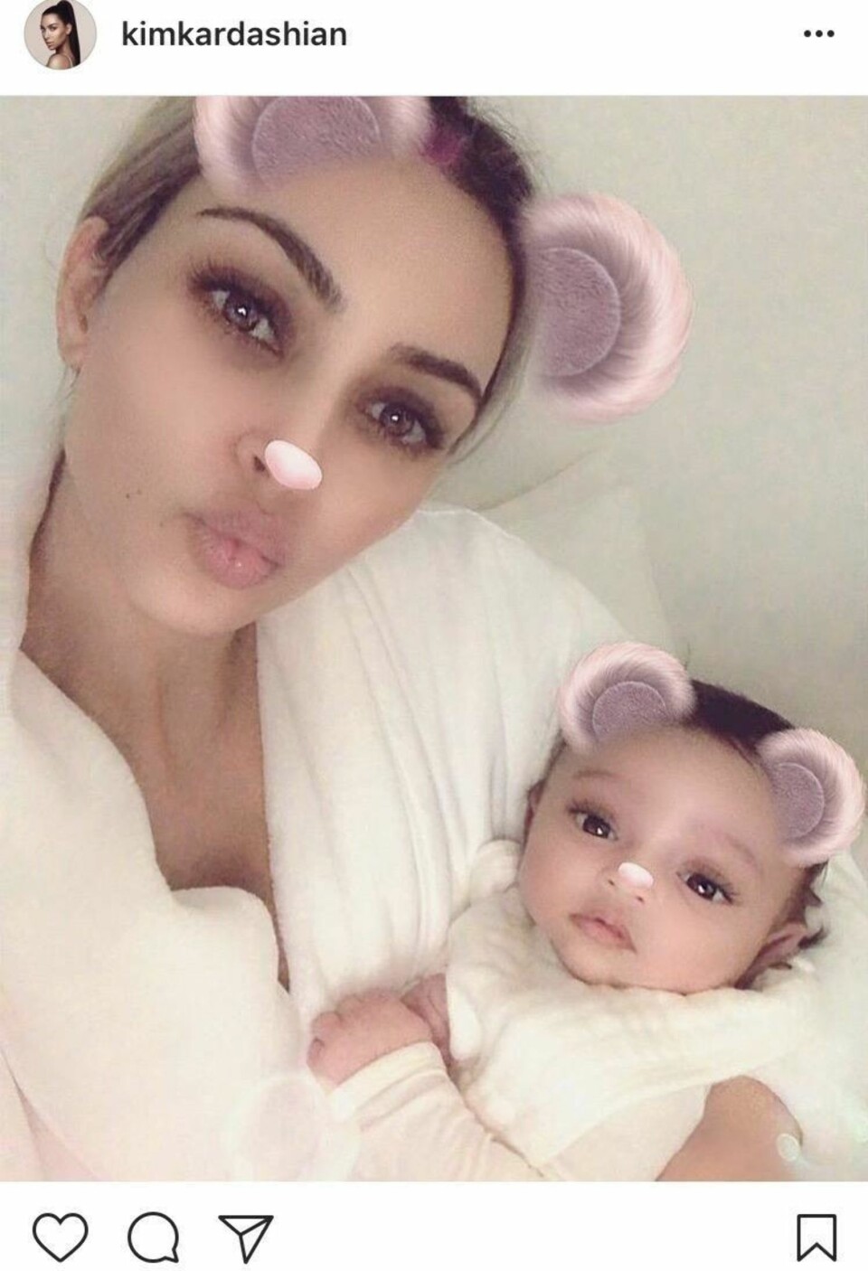 Her viser Kim Kardashian frem lille Chicago West.