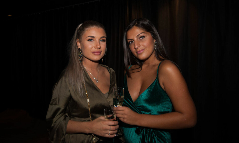 Thea Enoksen og Newa Reza under årets premierefest til Paradise Hotel 2018.