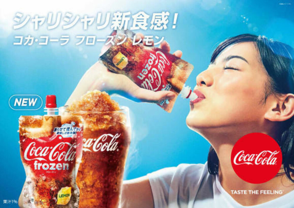 FLUNKENDE NY: En reklameplakat som viser den nye Coca-Cola-slushen som nå er å få kjøpt i Japan.
