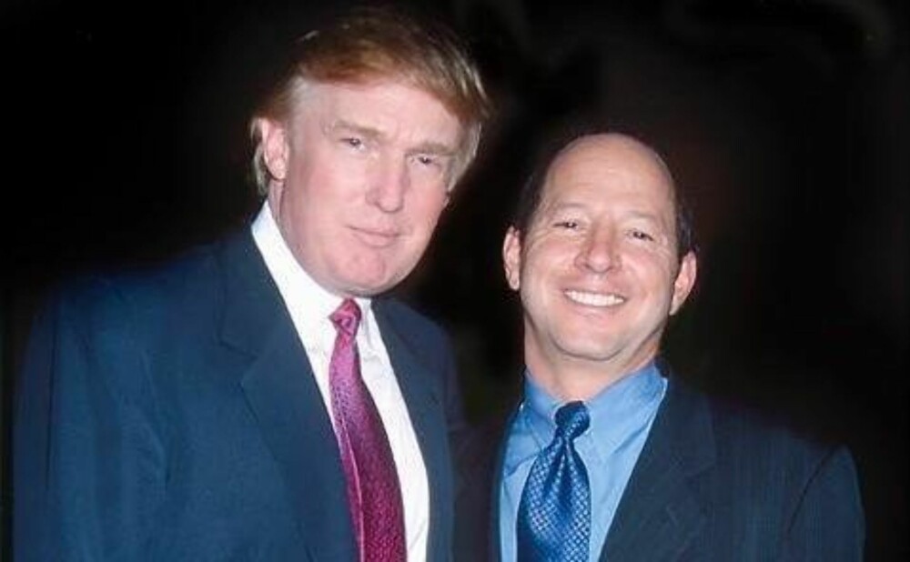 Ron Galotti poserer sammen med USAs nåværende president Donald Trump.