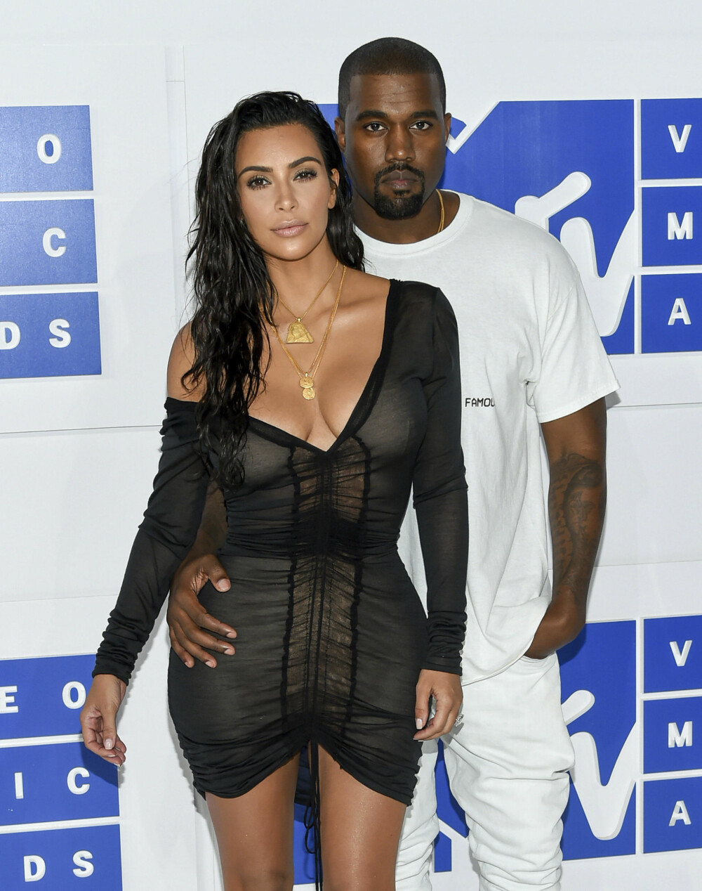 Kilder meldte i april at Kardashian-klanen er svært bekymret for Kanye West. Her er Kim Kardashian og Kanye West under MTV Video Awards i 2016.
